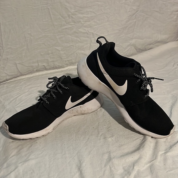 Nike Roshe One Black Running Shoe Sneakers Size 10 - Picture 2 of 9